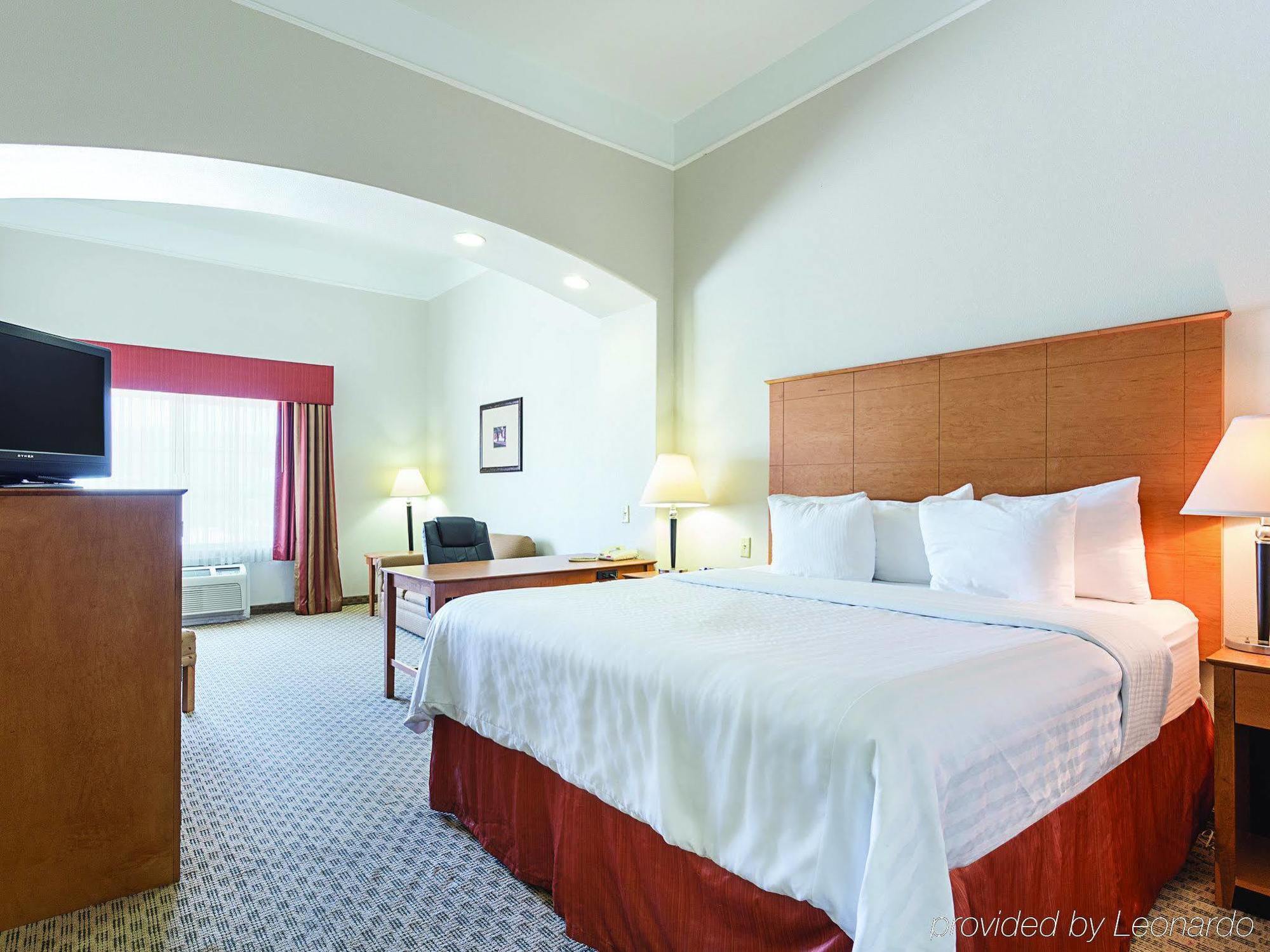 Baymont Inn & Suites Бренем Екстер'єр фото