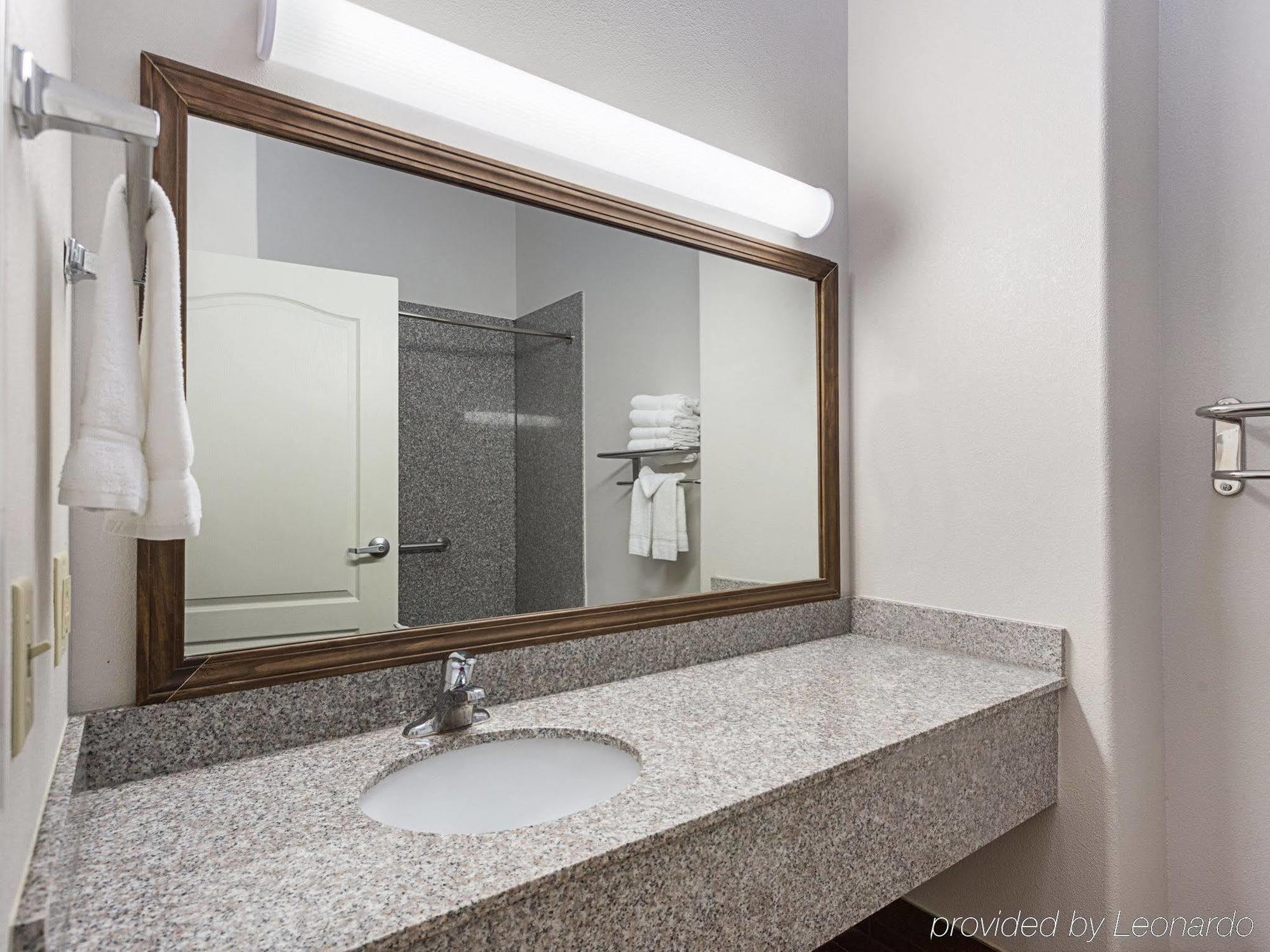 Baymont Inn & Suites Бренем Екстер'єр фото